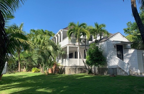 Dunmore Town House | Hibiscus Hill Kings Treat - Ultimate Island Style House W/pool 3 Bedroom Home