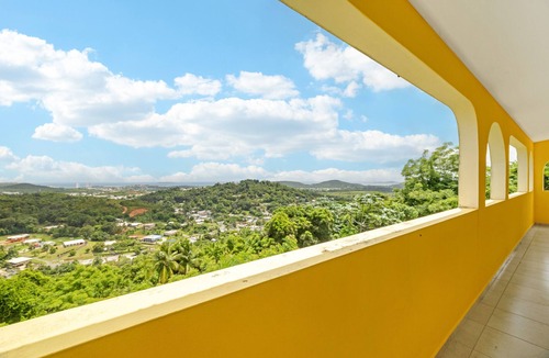 Florencio House | Hilltop Getaway with Huge Terrace