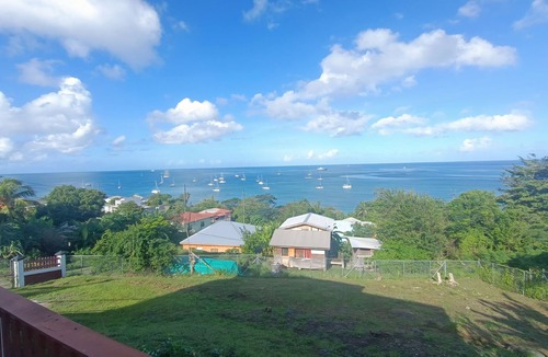 St. George's House | Hilltop Manor - Charming 2-bedroom Flat with AC, WiFi