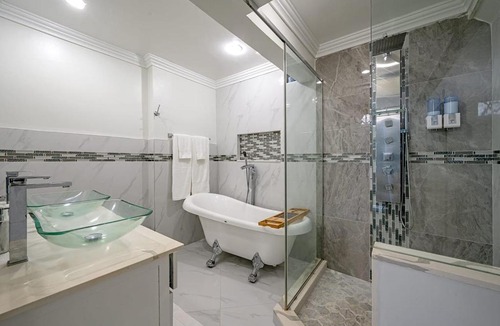 St.Bran's Burg Apartment | Hospitality Expert E22 Beach front Pool & Chef