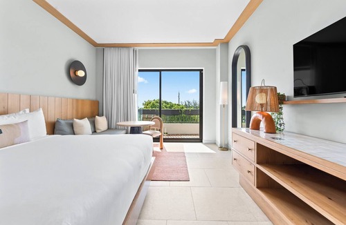 Seven Mile Beach Hotel | Hotel Indigo Grand Cayman by IHG