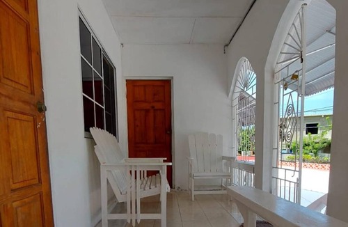 Port Morant House | House Sleeps 2 with Garden and Parking