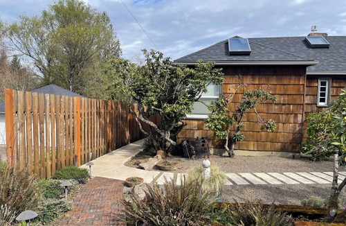 Multnomah Village Cottage | Hummingbird Cottage - Cozy 1 Bedroom Cottage in Portland