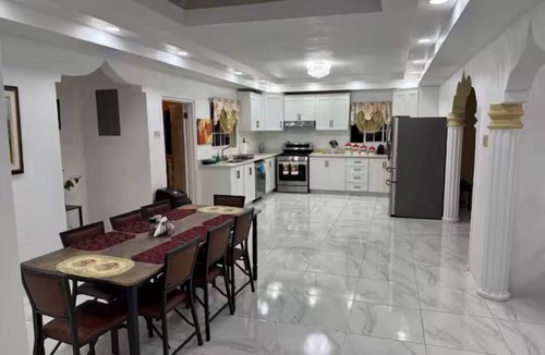 Stewart Town House | Huntley Mansion2-Sleeps 16