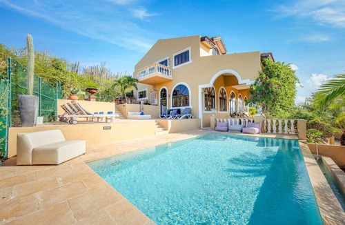 Jamanota Villa | Jamanota Villa | 4BR Nature Stay w/Infinity Pool