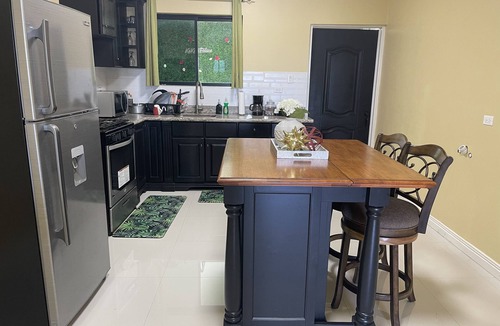 Falmouth Apartment | Keko stays is a modern two bedroom apartment located in the popular Duncans hill