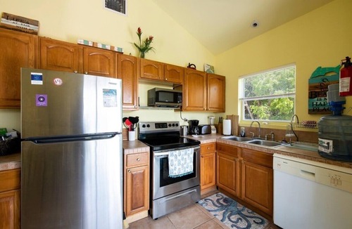 Rainbow Bay House | Key Lime Cottage 2 Bedroom Home
