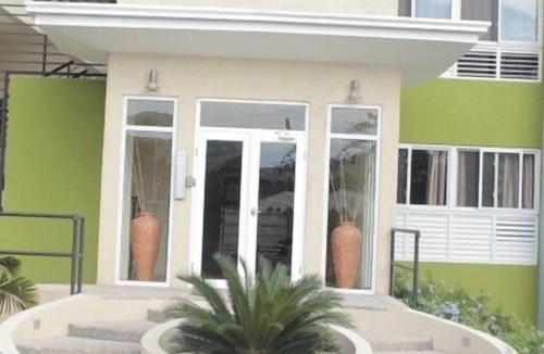 Molynes Gardens Apartment | Kingston Apartment at Tres Vista