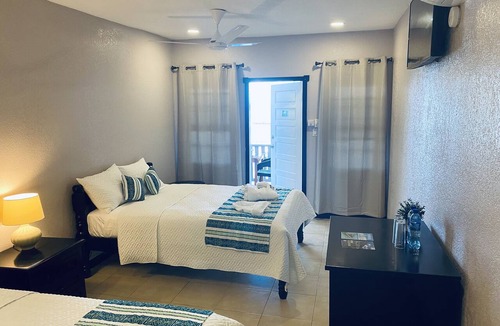 Caye Caulker Hotel | La Isla Resort