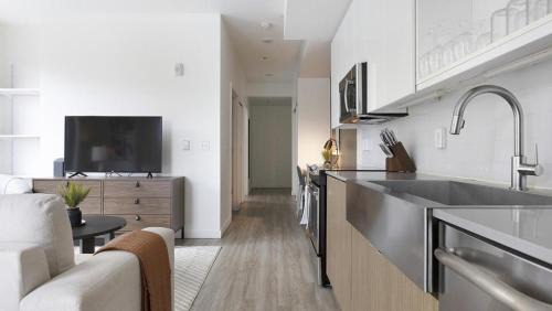 Buckman Neighborhood Apartment | Landing Modern Apartment with Amazing Amenities (ID9822X42)
