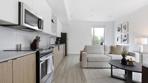 Buckman Neighborhood Apartment | Landing Modern Apartment with Amazing Amenities (ID9822X42)
