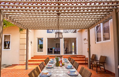 Bubali House | LARGE Pool Villa, Sleeps 18! *BBQ* 1mile to beach!