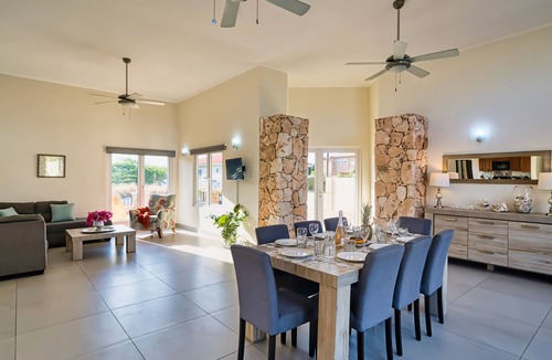 Bubali House | LARGE Pool Villa, Sleeps 18! *BBQ* 1mile to beach!