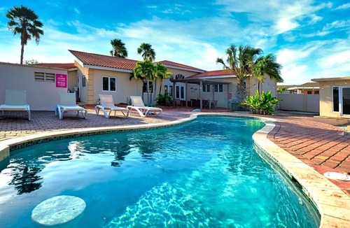 Bubali House | LARGE Pool Villa, Sleeps 18! *BBQ* 1mile to beach!