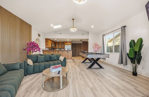 Lincoln Acres House | Level Up Retreat Home 7BR Hot tub Game Room Sleep 20