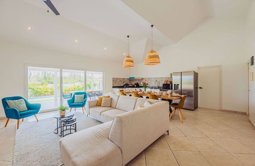 Jaburibari Villa | Local Vibes Villa, Big Pool and Outdoor, 10 sleeps