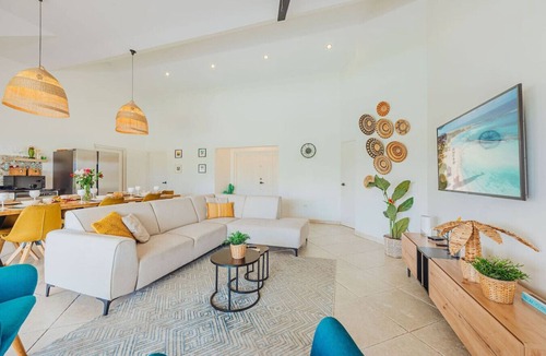 Jaburibari Villa | Local Vibes Villa, Big Pool and Outdoor, 10 sleeps
