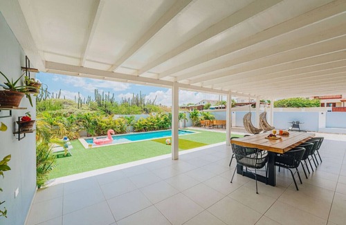 Jaburibari Villa | Local Vibes Villa, Big Pool and Outdoor, 10 sleeps