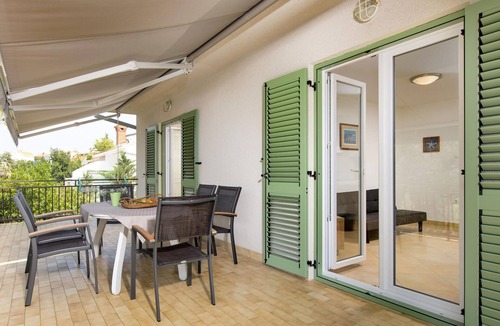 Omisalj Apartment | Lovely apartment in Malinska with WiFi