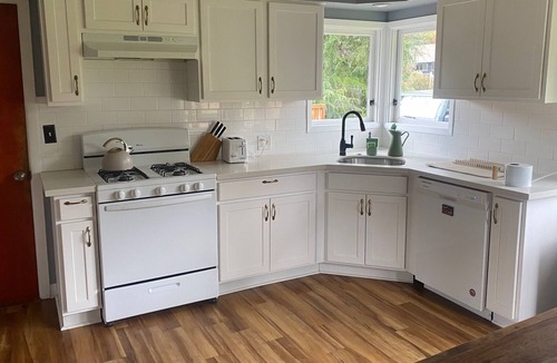 Sherwood - Tualatin South House | Lovely home in Tualatin with outdoor fireplace and pup friendly