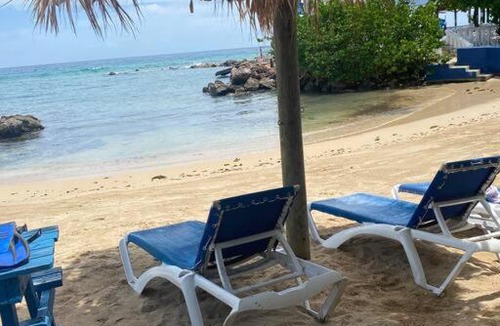 Runaway Bay Apartment | Lush Tropical apartment located in a 4-star resort