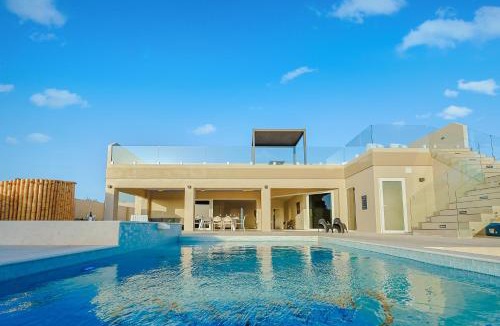 Alto Vista Villa | LUX 4BR Modern Villa Pool Oasis Villa Graziano