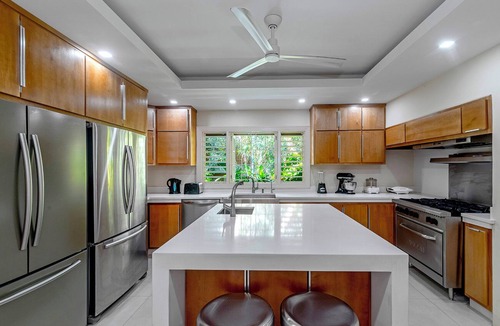 Discovery Bay Villa | Luxurious 5 Bedroom Villa on Private Beach with Tennis and Pickleball Court