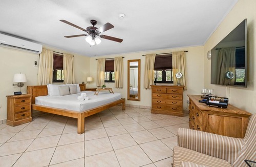 Washington Villa | Luxurious Haven in the Heart of the Island ~ Pool!