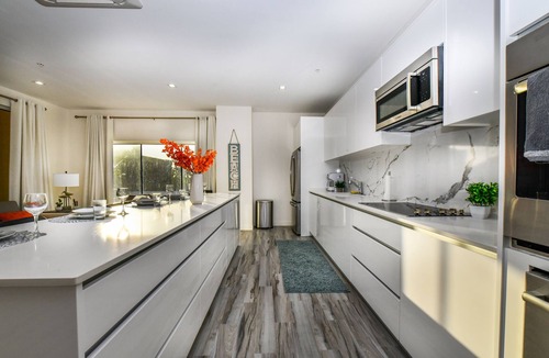 Palm Beach Condo | Luxury 2-bedroom Condo Right on the Strip in Palm Beach