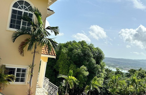 Reading House | Luxury 2-bedroom Townhouse in MoBay with AC, WiFi and Mich More