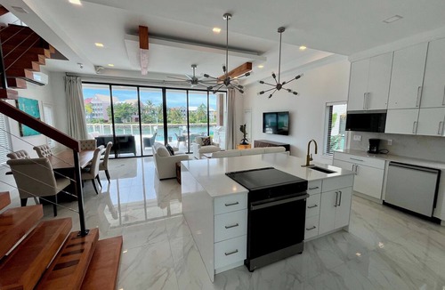Bell Channel Bay House | Luxury 2026 Waterfront Home w/Yacht Dock + Rooftop
