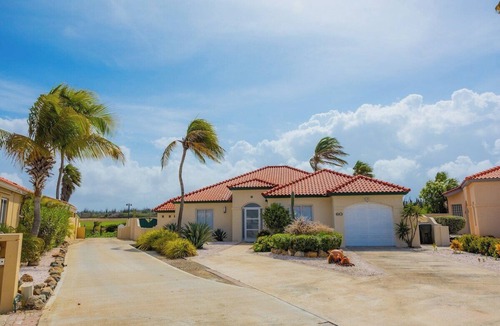 Gold Coast House | Luxury 3BR Villa Private Pool & Jacuzzi Golf View