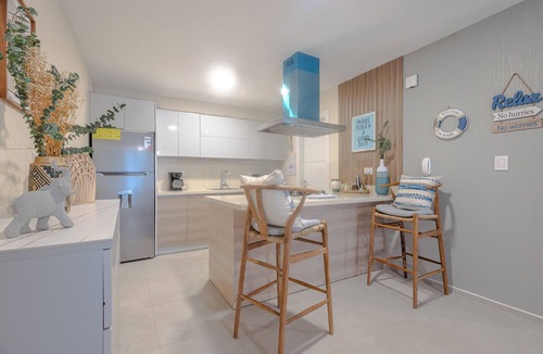 El Soco Apartment | Luxury Beach Apt | Walk to Beach + Pool & Jacuzzi