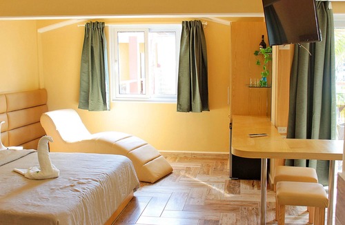 El Batey Hotel | Luxury guest-friendly room in downtown Sosua, AC/Cable TV/Internet