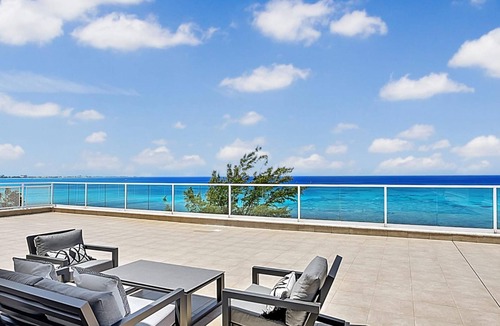 Seven Mile Beach Apartment | Luxury Penthouse Condo With 360 Oceanviews