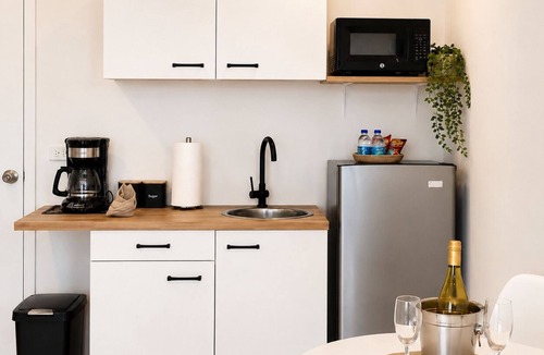 Palm Beach Apartment | Luxury suite 3 -8 min walk to Palm Beach and Marriott