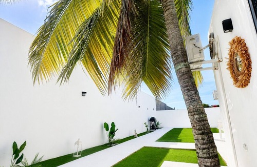 Palm Beach Apartment | Luxury suite 3 -8 min walk to Palm Beach and Marriott