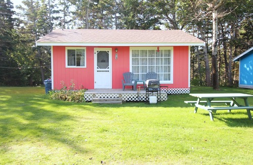 Anne's Land Cottage | Lyons Cottages - Cottage #2, 2BR Walk to the Beaches of Stanhope National Park!
