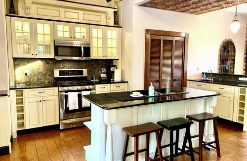 Manitou Springs House | Manitou Incline Retreat @ Pikes Peak Cog Railway~ Barr Trail~ Therapy Hot Tub!