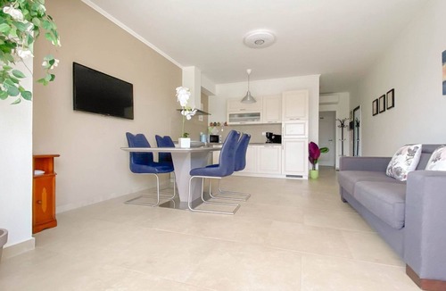Dajla Apartment | Mediterranean flat with private terrace, sun loungers, private car park, WiFi