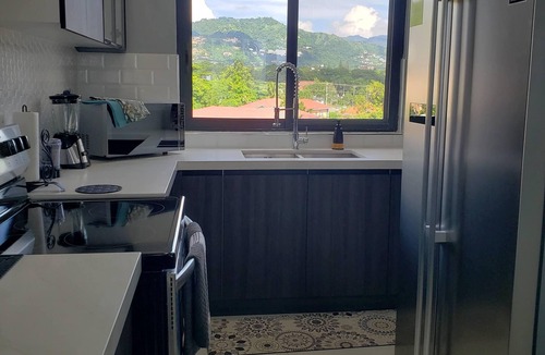 Norbrook Apartment | MetzManor:Modern luxury Kgn retreat, scenic views,balconies,gated,self check-in