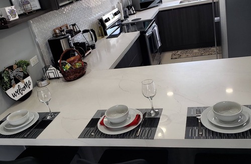 Norbrook Apartment | MetzManor:Modern luxury Kgn retreat, scenic views,balconies,gated,self check-in