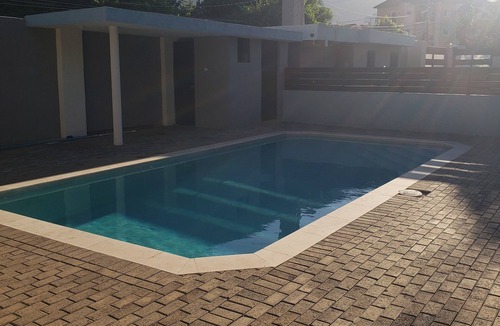 Norbrook Apartment | MetzManor:Modern luxury Kgn retreat, scenic views,balconies,gated,self check-in