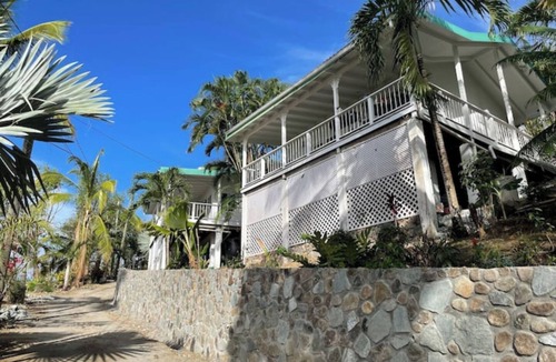 Marigot Bay Cottage | Modern 1 bed guesthouse with pool and ocean view!