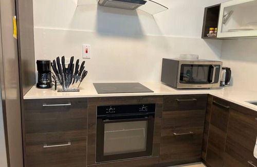 Eastwood Park Apartment | Modern 2-bedroom apartment in Kingston with King Bed, Pool & AC