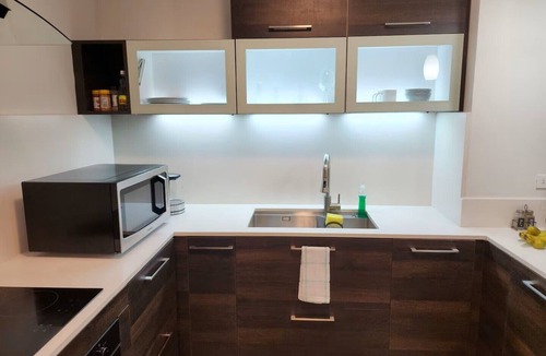 Eastwood Park Apartment | Modern 2-bedroom apartment in Kingston with King Bed, Pool & AC