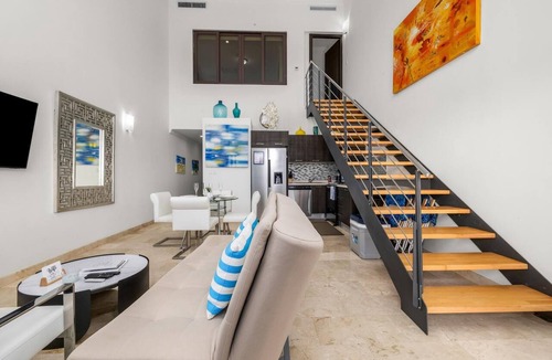 Washington Condo | Modern 2BR 2BA Condo on Top Floor w/Amazing Views