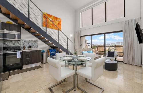 Washington Condo | Modern 2BR 2BA Condo on Top Floor w/Amazing Views