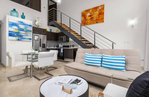 Washington Condo | Modern 2BR 2BA Condo on Top Floor w/Amazing Views