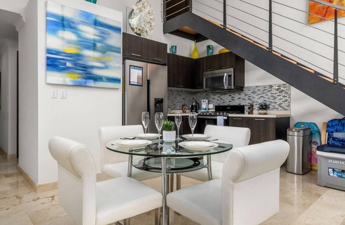 Washington Condo | Modern 2BR 2BA Condo on Top Floor w/Amazing Views
